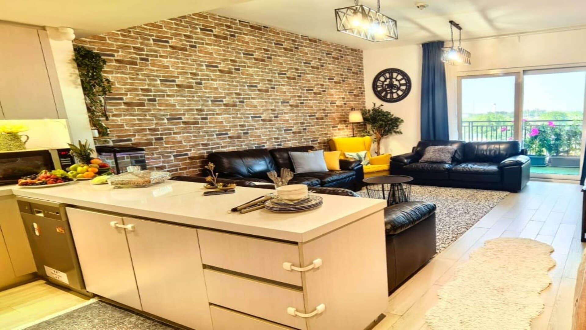 Furnished 3BR+M+Sea World - Image 1 of 9