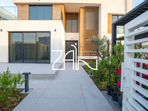 Vacant Single Row 4BR+Garden Villa Prime Location